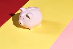 Όμορφη ρόδινη piggy τράπεζα που απομονώνεται στο κίτρινο, ρόδινο και κόκκινο υπόβαθρο στοκ εικόνες Όμορφη ρόδινη piggy τράπεζα που απομονώνεται στο κίτρινο, ρόδινο και κόκκινο υπόβαθρο στοκ εικόνες