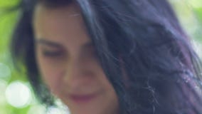 Όμορφη σκοτεινή τρίχα της καλής γυναίκας, πρόσωπο χαμόγελου του θηλυκού υπαίθρια, ντροπαλή κυρία απόθεμα βίντεο Όμορφη σκοτεινή τρίχα της καλής γυναίκας, πρόσωπο χαμόγελου του θηλυκού υπαίθρια, ντροπαλή κυρία απόθεμα βίντεο