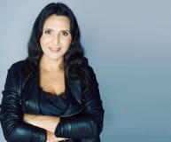 Όμορφη συνεδρίαση γυναικών brunette βέβαια ώριμη στην καρέκλα στο στούντιο, έννοια ανθρώπων τρόπου ζωής στοκ εικόνα με δικαίωμα ελεύθερης χρήσης Όμορφη συνεδρίαση γυναικών brunette βέβαια ώριμη στην καρέκλα στο στούντιο, έννοια ανθρώπων τρόπου ζωής στοκ εικόνα με δικαίωμα ελεύθερης χρήσης
