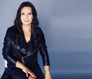 Όμορφη συνεδρίαση γυναικών brunette βέβαια ώριμη στην καρέκλα στο στούντιο, έννοια ανθρώπων τρόπου ζωής στοκ φωτογραφία με δικαίωμα ελεύθερης χρήσης Όμορφη συνεδρίαση γυναικών brunette βέβαια ώριμη στην καρέκλα στο στούντιο, έννοια ανθρώπων τρόπου ζωής στοκ φωτογραφία με δικαίωμα ελεύθερης χρήσης