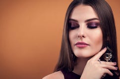 Όμορφη τέλεια σύνθεση γυναικών που φορά τα κοσμήματα στο καφετί υπόβαθρο στοκ φωτογραφίες με δικαίωμα ελεύθερης χρήσης Όμορφη τέλεια σύνθεση γυναικών που φορά τα κοσμήματα στο καφετί υπόβαθρο στοκ φωτογραφίες με δικαίωμα ελεύθερης χρήσης