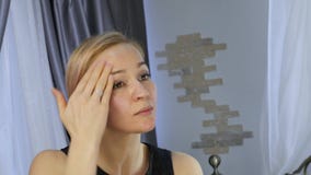 Όμορφη υγιής γυναίκα που κάνει το μασάζ προσώπου πετρελαίου Υγεία και φροντίδα δέρματος, κινεζικό μασάζ 4K απόθεμα βίντεο Όμορφη υγιής γυναίκα που κάνει το μασάζ προσώπου πετρελαίου Υγεία και φροντίδα δέρματος, κινεζικό μασάζ 4K απόθεμα βίντεο