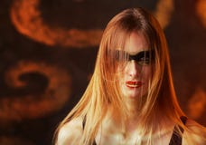 Όμορφη ψηλή νέα ξανθή γυναίκα με το καλλιτεχνικό χρυσό makeup Στοκ Εικόνες Όμορφη ψηλή νέα ξανθή γυναίκα με το καλλιτεχνικό χρυσό makeup Στοκ Εικόνες