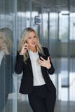Όμορφηη επιχειρηματίας και που μιλά στο τηλέφωνο, πυροβολισμός έννοιας διευθυντών γραφείων στοκ φωτογραφίες με δικαίωμα ελεύθερης χρήσης Όμορφηη επιχειρηματίας και που μιλά στο τηλέφωνο, πυροβολισμός έννοιας διευθυντών γραφείων στοκ φωτογραφίες με δικαίωμα ελεύθερης χρήσης