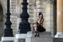 Όμορφο ballerina στη μαύρη συνεδρίαση φουστών μπροστά από ένα παλάτι στοκ φωτογραφία Όμορφο ballerina στη μαύρη συνεδρίαση φουστών μπροστά από ένα παλάτι στοκ φωτογραφία