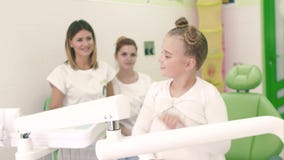 Όμορφο brunette κοριτσιών κινηματογραφήσεων σε πρώτο πλάνο σε ένα άσπρο φόρεμα Κρατά στον καθρέφτη χεριών της μια παρόμοια μορφή απόθεμα βίντεο Όμορφο brunette κοριτσιών κινηματογραφήσεων σε πρώτο πλάνο σε ένα άσπρο φόρεμα Κρατά στον καθρέφτη χεριών της μια παρόμοια μορφή απόθεμα βίντεο