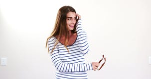 Όμορφο brunette που χορεύει με eyeglasses φιλμ μικρού μήκους Όμορφο brunette που χορεύει με eyeglasses φιλμ μικρού μήκους