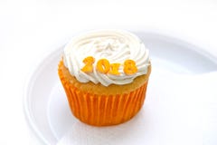 Όμορφο cupcake με την τρυφερή κρέμα και σχήματα 2018 για ένα άσπρο υπόβαθρο στοκ εικόνα Όμορφο cupcake με την τρυφερή κρέμα και σχήματα 2018 για ένα άσπρο υπόβαθρο στοκ εικόνα
