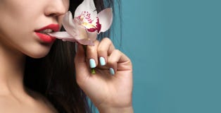όμορφο orchid κοριτσιών λουλουδιών Πρότυπο πρόσωπο γυναικών ομορφιάς στο πορφυρό υπόβαθρο στοκ φωτογραφία με δικαίωμα ελεύθερης χρήσης όμορφο orchid κοριτσιών λουλουδιών Πρότυπο πρόσωπο γυναικών ομορφιάς στο πορφυρό υπόβαθρο στοκ φωτογραφία με δικαίωμα ελεύθερης χρήσης