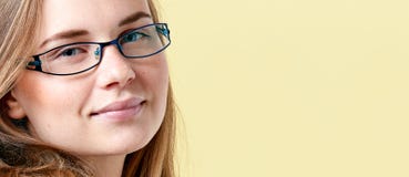 Όμορφο redhead κορίτσι εφήβων με τις φακίδες που φορούν τα γυαλιά ανάγνωσης, χαμογελώντας το πορτρέτο εφήβων στοκ φωτογραφίες με δικαίωμα ελεύθερης χρήσης Όμορφο redhead κορίτσι εφήβων με τις φακίδες που φορούν τα γυαλιά ανάγνωσης, χαμογελώντας το πορτρέτο εφήβων στοκ φωτογραφίες με δικαίωμα ελεύθερης χρήσης