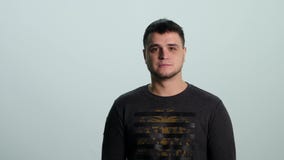 Όμορφο άτομο που παρουσιάζει διαφορετικές συγκινήσεις κλείστε επάνω απόθεμα βίντεο Όμορφο άτομο που παρουσιάζει διαφορετικές συγκινήσεις κλείστε επάνω απόθεμα βίντεο