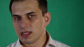 Όμορφο άτομο που παρουσιάζει διαφορετικές συγκινήσεις κλείστε επάνω Πράσινη ανασκόπηση απόθεμα βίντεο Όμορφο άτομο που παρουσιάζει διαφορετικές συγκινήσεις κλείστε επάνω Πράσινη ανασκόπηση απόθεμα βίντεο