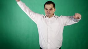 Όμορφο άτομο που παρουσιάζει διαφορετικές συγκινήσεις κλείστε επάνω Πράσινη ανασκόπηση απόθεμα βίντεο Όμορφο άτομο που παρουσιάζει διαφορετικές συγκινήσεις κλείστε επάνω Πράσινη ανασκόπηση απόθεμα βίντεο
