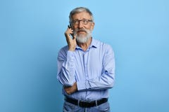 Όμορφο ανώτερο άτομο που ανατρέχει, που μιλά στο κινητό τηλέφωνο στοκ φωτογραφία με δικαίωμα ελεύθερης χρήσης Όμορφο ανώτερο άτομο που ανατρέχει, που μιλά στο κινητό τηλέφωνο στοκ φωτογραφία με δικαίωμα ελεύθερης χρήσης