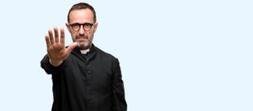 Όμορφο ανώτερο άτομο που απομονώνεται πέρα από το μπλε υπόβαθρο στοκ εικόνες Όμορφο ανώτερο άτομο που απομονώνεται πέρα από το μπλε υπόβαθρο στοκ εικόνες
