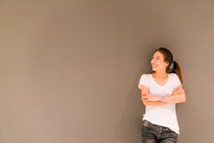 Όμορφο ασιατικό κορίτσι που στέκεται στο γκρίζο υπόβαθρο τοίχων, που εξετάζει το διάστημα αντιγράφων στοκ φωτογραφία με δικαίωμα ελεύθερης χρήσης Όμορφο ασιατικό κορίτσι που στέκεται στο γκρίζο υπόβαθρο τοίχων, που εξετάζει το διάστημα αντιγράφων στοκ φωτογραφία με δικαίωμα ελεύθερης χρήσης