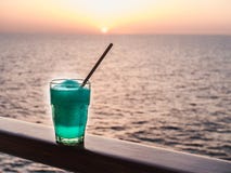 Όμορφο γυαλί και φωτεινό κοκτέιλ με τον πάγο στοκ εικόνα με δικαίωμα ελεύθερης χρήσης Όμορφο γυαλί και φωτεινό κοκτέιλ με τον πάγο στοκ εικόνα με δικαίωμα ελεύθερης χρήσης