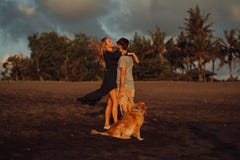 Όμορφο ευτυχές ζεύγος hipster γέλιου νέο με χρυσό retriever στην παραλία ωκεανός μια άμμος Κύματα concepte της ελευθερίας και στοκ φωτογραφία με δικαίωμα ελεύθερης χρήσης Όμορφο ευτυχές ζεύγος hipster γέλιου νέο με χρυσό retriever στην παραλία ωκεανός μια άμμος Κύματα concepte της ελευθερίας και στοκ φωτογραφία με δικαίωμα ελεύθερης χρήσης