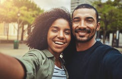 Όμορφο ευτυχές ζεύγος που παίρνει selfie το μόνος-πορτρέτο στοκ φωτογραφία με δικαίωμα ελεύθερης χρήσης Όμορφο ευτυχές ζεύγος που παίρνει selfie το μόνος-πορτρέτο στοκ φωτογραφία με δικαίωμα ελεύθερης χρήσης