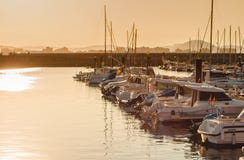 Όμορφο ηλιοβασίλεμα από ένα ψαροχώρι Λαρέντο, Cantabria, Ισπανία στοκ φωτογραφία Όμορφο ηλιοβασίλεμα από ένα ψαροχώρι Λαρέντο, Cantabria, Ισπανία στοκ φωτογραφία