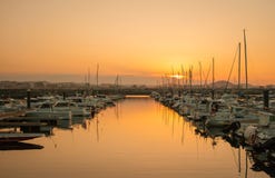 Όμορφο ηλιοβασίλεμα από ένα ψαροχώρι Λαρέντο, Cantabria, Ισπανία στοκ εικόνες Όμορφο ηλιοβασίλεμα από ένα ψαροχώρι Λαρέντο, Cantabria, Ισπανία στοκ εικόνες