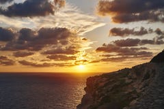 Όμορφο ηλιοβασίλεμα στο υπόβαθρο των βράχων στοκ φωτογραφίες με δικαίωμα ελεύθερης χρήσης Όμορφο ηλιοβασίλεμα στο υπόβαθρο των βράχων στοκ φωτογραφίες με δικαίωμα ελεύθερης χρήσης
