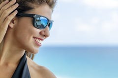 Όμορφο ισπανικό Brunette πρότυπο Lounging γύρω σε ένα θέρετρο στοκ εικόνα με δικαίωμα ελεύθερης χρήσης Όμορφο ισπανικό Brunette πρότυπο Lounging γύρω σε ένα θέρετρο στοκ εικόνα με δικαίωμα ελεύθερης χρήσης