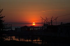 Όμορφο καμμένος τοπίο ηλιοβασιλέματος σε Μαύρη Θάλασσα και πορτοκαλής ουρανός επάνω από το με την τρομερή χρυσή αντανάκλαση ήλιων στοκ φωτογραφία με δικαίωμα ελεύθερης χρήσης Όμορφο καμμένος τοπίο ηλιοβασιλέματος σε Μαύρη Θάλασσα και πορτοκαλής ουρανός επάνω από το με την τρομερή χρυσή αντανάκλαση ήλιων στοκ φωτογραφία με δικαίωμα ελεύθερης χρήσης