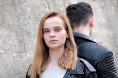 Όμορφο κοκκινομάλλες κορίτσι και ο τύπος που γυρίζουν μακρυά από την στοκ εικόνα Όμορφο κοκκινομάλλες κορίτσι και ο τύπος που γυρίζουν μακρυά από την στοκ εικόνα