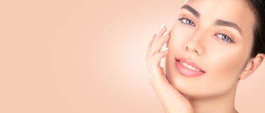 Όμορφο κορίτσι brunette σχετικά με το πρόσωπό της Τέλειο φρέσκο δέρμα Πορτρέτο ομορφιάς SPA Νεολαία και skincare έννοια Όμορφο κορίτσι brunette σχετικά με το πρόσωπό της Τέλειο φρέσκο δέρμα Πορτρέτο ομορφιάς SPA Νεολαία και skincare έννοια