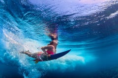 Όμορφο κορίτσι surfer που βουτά κάτω από το νερό με τον πίνακα κυματωγών στοκ φωτογραφίες με δικαίωμα ελεύθερης χρήσης Όμορφο κορίτσι surfer που βουτά κάτω από το νερό με τον πίνακα κυματωγών στοκ φωτογραφίες με δικαίωμα ελεύθερης χρήσης