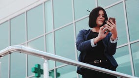 Όμορφο κορίτσι που κάνει selfies στο smartphone Μια νέα γυναίκα brunette με ένα κινητό τηλέφωνο Συσκευές και άνθρωποι Smartphone απόθεμα βίντεο Όμορφο κορίτσι που κάνει selfies στο smartphone Μια νέα γυναίκα brunette με ένα κινητό τηλέφωνο Συσκευές και άνθρωποι Smartphone απόθεμα βίντεο