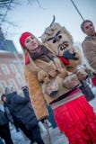 Όμορφο κορίτσι που κρατά τη τρομακτική μάσκα της στοκ εικόνες Όμορφο κορίτσι που κρατά τη τρομακτική μάσκα της στοκ εικόνες