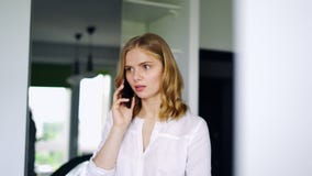 Όμορφο κορίτσι που μιλά σε Smartphone Σοβαρή συζήτηση γυναικών απόθεμα βίντεο Όμορφο κορίτσι που μιλά σε Smartphone Σοβαρή συζήτηση γυναικών απόθεμα βίντεο