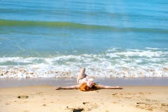 Όμορφο κορίτσι στην τοποθέτηση μπικινιών σε μια εγκαταλειμμένη παραλία άσπρη άμμος, τυρκουάζ θάλασσα και ένα νέο κορίτσι Στοκ Εικόνες Όμορφο κορίτσι στην τοποθέτηση μπικινιών σε μια εγκαταλειμμένη παραλία άσπρη άμμος, τυρκουάζ θάλασσα και ένα νέο κορίτσι Στοκ Εικόνες