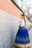 Όμορφο κορεατικό ντυμένο γυναίκα Hanbok, κορεατικό παραδοσιακό φόρεμα στοκ φωτογραφία Όμορφο κορεατικό ντυμένο γυναίκα Hanbok, κορεατικό παραδοσιακό φόρεμα στοκ φωτογραφία