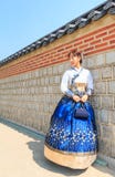 Όμορφο κορεατικό ντυμένο γυναίκα Hanbok, κορεατικό παραδοσιακό φόρεμα στοκ εικόνα Όμορφο κορεατικό ντυμένο γυναίκα Hanbok, κορεατικό παραδοσιακό φόρεμα στοκ εικόνα