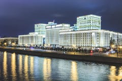 Όμορφο κτήριο κοντά στον ποταμό στο υπόβαθρο της πόλης με τα φω'τα βράδυ στοκ εικόνες με δικαίωμα ελεύθερης χρήσης Όμορφο κτήριο κοντά στον ποταμό στο υπόβαθρο της πόλης με τα φω'τα βράδυ στοκ εικόνες με δικαίωμα ελεύθερης χρήσης