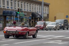 Όμορφο κόκκινο μετατρέψιμο αυτοκίνητο στην οδό στο Τουρκού, Φινλανδία στοκ φωτογραφίες με δικαίωμα ελεύθερης χρήσης Όμορφο κόκκινο μετατρέψιμο αυτοκίνητο στην οδό στο Τουρκού, Φινλανδία στοκ φωτογραφίες με δικαίωμα ελεύθερης χρήσης