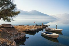 Όμορφο μεσογειακό τοπίο την ήρεμη χειμερινή ημέρα Μαυροβούνιο, κόλπος Kotor Στοκ Εικόνες Όμορφο μεσογειακό τοπίο την ήρεμη χειμερινή ημέρα Μαυροβούνιο, κόλπος Kotor Στοκ Εικόνες