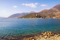Όμορφο μεσογειακό τοπίο την ηλιόλουστη χειμερινή ημέρα Μαυροβούνιο, κόλπος Kotor Στοκ φωτογραφία με δικαίωμα ελεύθερης χρήσης Όμορφο μεσογειακό τοπίο την ηλιόλουστη χειμερινή ημέρα Μαυροβούνιο, κόλπος Kotor Στοκ φωτογραφία με δικαίωμα ελεύθερης χρήσης