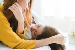 Όμορφο νέο ασιατικό λεσβιακό ευτυχές ζεύγος γυναικών LGBT που αγκαλιάζει και που χαμογελά μαζί στο κρεβάτι κάτω από το κάλυμμα στ στοκ εικόνες με δικαίωμα ελεύθερης χρήσης Όμορφο νέο ασιατικό λεσβιακό ευτυχές ζεύγος γυναικών LGBT που αγκαλιάζει και που χαμογελά μαζί στο κρεβάτι κάτω από το κάλυμμα στ στοκ εικόνες με δικαίωμα ελεύθερης χρήσης