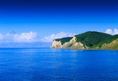 Όμορφο πανοραμικό seascape καλοκαιριού Άποψη του κρυστάλλου cle στοκ φωτογραφία με δικαίωμα ελεύθερης χρήσης Όμορφο πανοραμικό seascape καλοκαιριού Άποψη του κρυστάλλου cle στοκ φωτογραφία με δικαίωμα ελεύθερης χρήσης