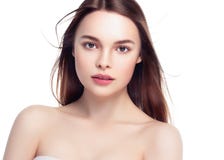 Όμορφο πορτρέτο γυναικών Brunette με το υγιές τρίχωμα Σαφής φρέσκος στοκ εικόνες Όμορφο πορτρέτο γυναικών Brunette με το υγιές τρίχωμα Σαφής φρέσκος στοκ εικόνες