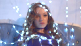 Όμορφο προκλητικό redhead κορίτσι που τυλίγεται λάμπες φωτός στις φωτεινές Χριστουγέννων φιλμ μικρού μήκους Όμορφο προκλητικό redhead κορίτσι που τυλίγεται λάμπες φωτός στις φωτεινές Χριστουγέννων φιλμ μικρού μήκους
