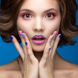 Όμορφο πρότυπο κορίτσι με το φωτεινό makeup και τη χρωματισμένη στιλβωτική ουσία καρφιών Πρόσωπο ομορφιάς Κοντά ζωηρόχρωμα καρφιά στοκ εικόνα με δικαίωμα ελεύθερης χρήσης Όμορφο πρότυπο κορίτσι με το φωτεινό makeup και τη χρωματισμένη στιλβωτική ουσία καρφιών Πρόσωπο ομορφιάς Κοντά ζωηρόχρωμα καρφιά στοκ εικόνα με δικαίωμα ελεύθερης χρήσης