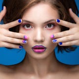 Όμορφο πρότυπο κορίτσι με το φωτεινό makeup και τη χρωματισμένη στιλβωτική ουσία καρφιών Πρόσωπο ομορφιάς Κοντά ζωηρόχρωμα καρφιά στοκ φωτογραφίες Όμορφο πρότυπο κορίτσι με το φωτεινό makeup και τη χρωματισμένη στιλβωτική ουσία καρφιών Πρόσωπο ομορφιάς Κοντά ζωηρόχρωμα καρφιά στοκ φωτογραφίες