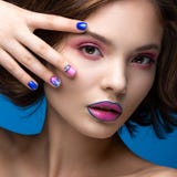 Όμορφο πρότυπο κορίτσι με το φωτεινό makeup και τη χρωματισμένη στιλβωτική ουσία καρφιών Πρόσωπο ομορφιάς Κοντά ζωηρόχρωμα καρφιά στοκ φωτογραφία με δικαίωμα ελεύθερης χρήσης Όμορφο πρότυπο κορίτσι με το φωτεινό makeup και τη χρωματισμένη στιλβωτική ουσία καρφιών Πρόσωπο ομορφιάς Κοντά ζωηρόχρωμα καρφιά στοκ φωτογραφία με δικαίωμα ελεύθερης χρήσης