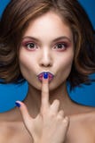 Όμορφο πρότυπο κορίτσι με το φωτεινό makeup και τη χρωματισμένη στιλβωτική ουσία καρφιών Πρόσωπο ομορφιάς Κοντά ζωηρόχρωμα καρφιά στοκ εικόνα με δικαίωμα ελεύθερης χρήσης Όμορφο πρότυπο κορίτσι με το φωτεινό makeup και τη χρωματισμένη στιλβωτική ουσία καρφιών Πρόσωπο ομορφιάς Κοντά ζωηρόχρωμα καρφιά στοκ εικόνα με δικαίωμα ελεύθερης χρήσης
