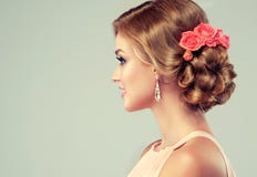 Όμορφο πρότυπο με τον κομψό γάμο hairstyle στοκ εικόνες Όμορφο πρότυπο με τον κομψό γάμο hairstyle στοκ εικόνες
